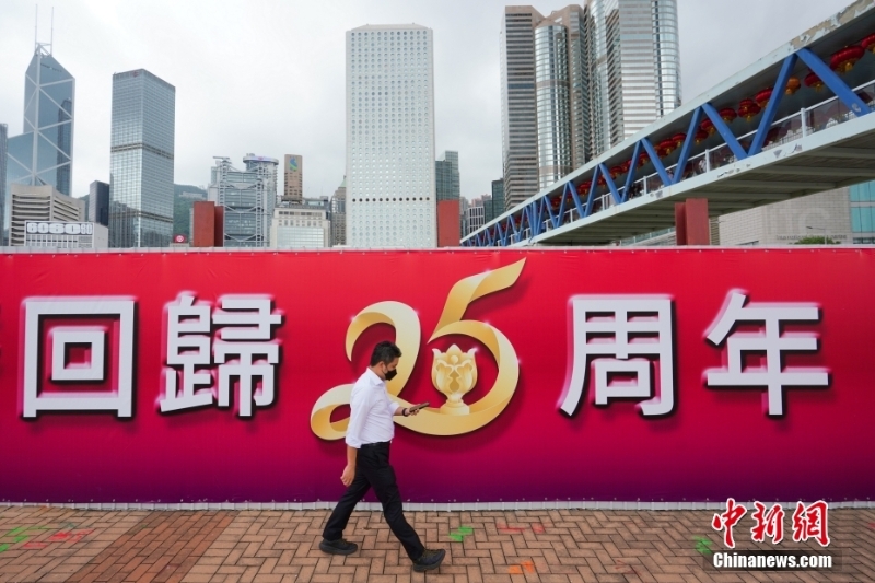 香港街头庆回归气氛浓