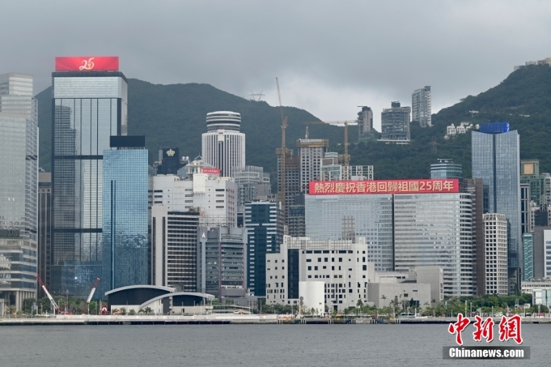 香港街头庆回归25周年气氛浓