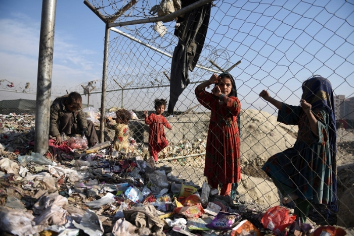2021年12月4日在阿富汗喀布尔街头拍摄的儿童。（图源：新华社）