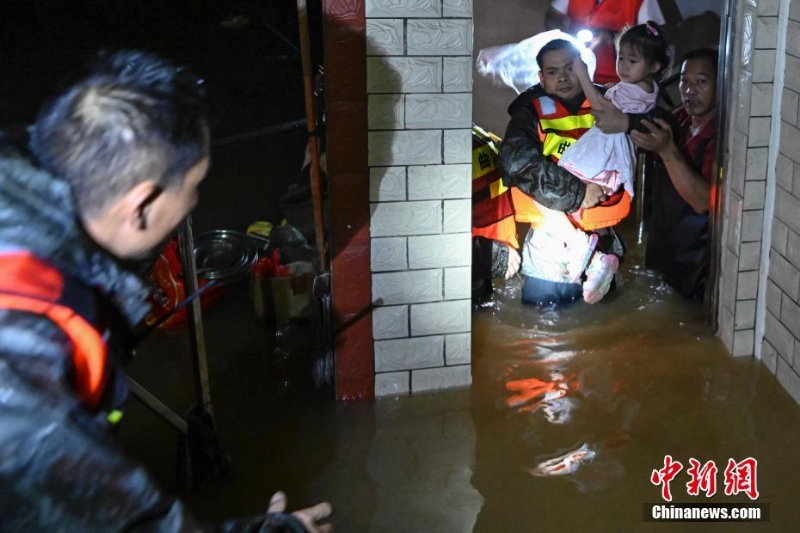 广东韶关遭洪水袭击 居民撤离防灾避险