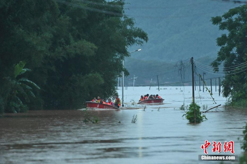 广东韶关遭洪水袭击 居民撤离防灾避险