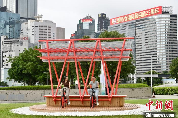市民参与金钟添马公园庆回归25周年的活动。　李志华 摄