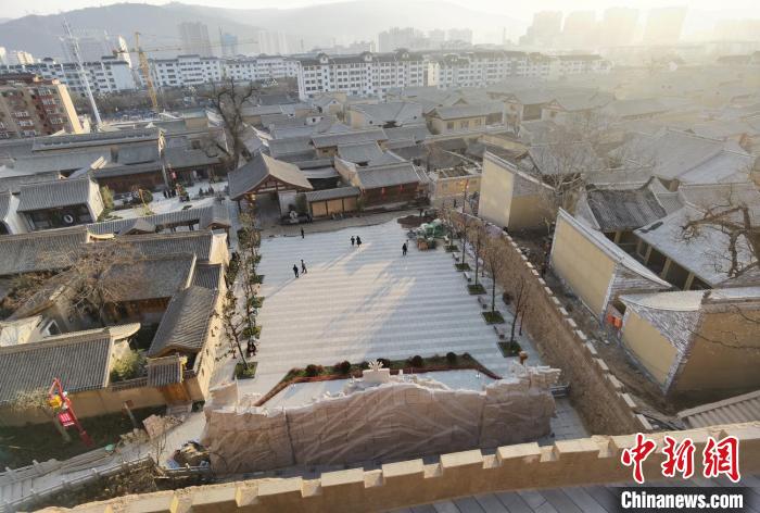 2021年12月底，俯瞰天水古城西关片区内的古民居建筑群落。(资料图) 冯志军 摄
