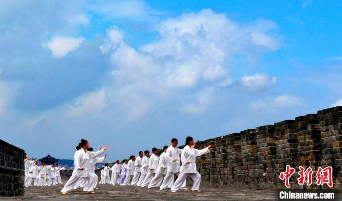 太极拳爱好者在襄阳古城墙上练习太极拳 王虎 摄