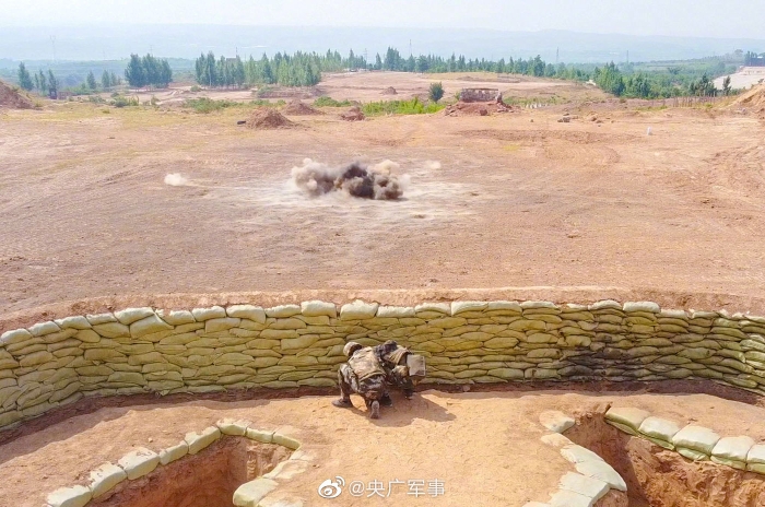 震撼直击武警新兵手榴弹实投