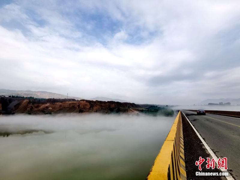 青海尖扎：薄雾、群山、绿树勾勒黄河夏日图景