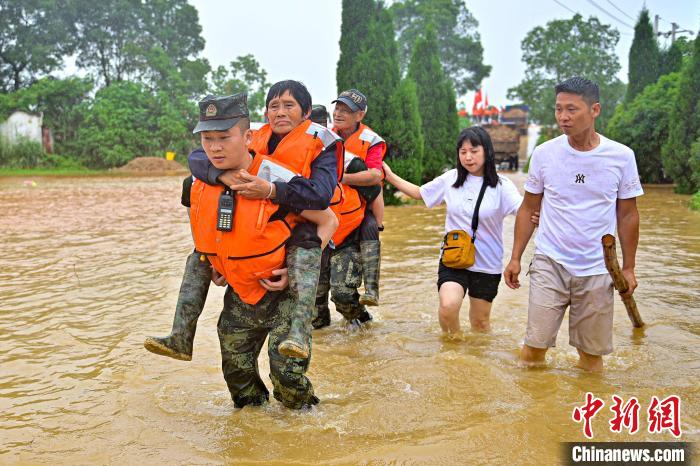 武警江西总队机动支队官兵奔赴江西景德镇市乐平市乐港镇救助转移受灾群众。　彭丁 摄