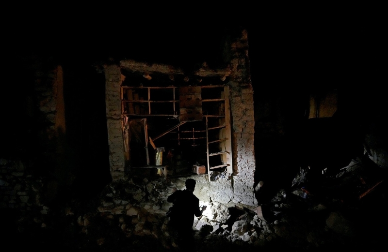 6月22日，阿富汗帕克提卡省，人们在瓦砾中搜寻地震幸存者。（图源：美联社）