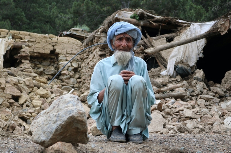 6月22日，阿富汗霍斯特省，一名阿富汗人坐在倒塌的家外。（图源：美联社）