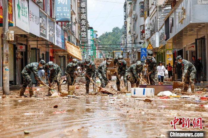 武警桂林支队：洪水退去忙清淤