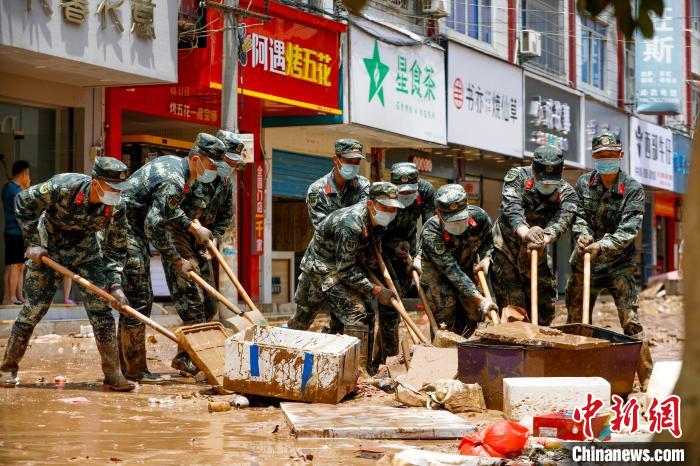 圖為武警官兵正在清理淤泥。　李笑仙 攝