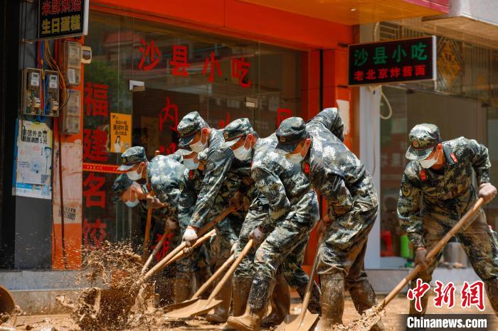 圖為武警官兵正在清理淤泥。　李笑仙 攝