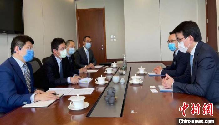 国家开发银行香港分行与特区政府官员讨论民生重点问题，助力改善民生。　国家开发银行香港分行 摄