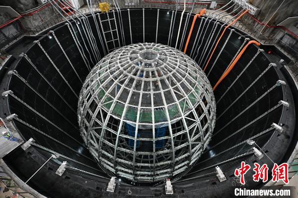 江门中微子实验顺利完成核心探测设备不锈钢主结构安装