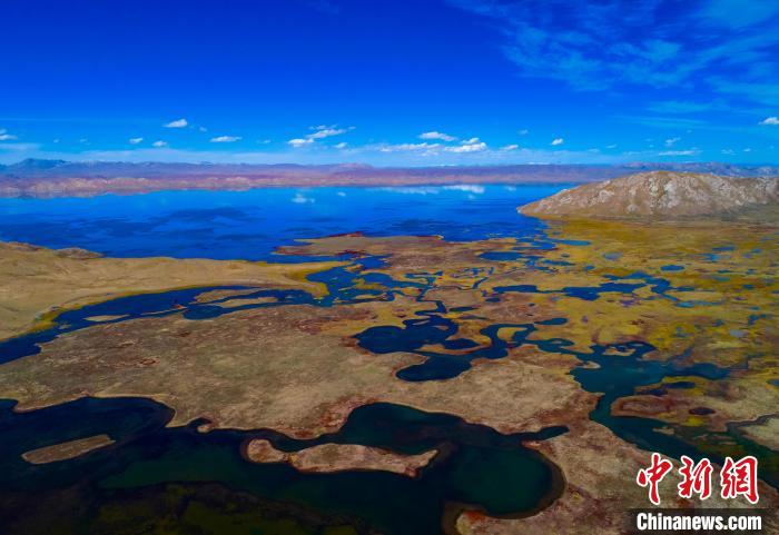 图为无人机航拍黄河源头湖泊。　多太 摄