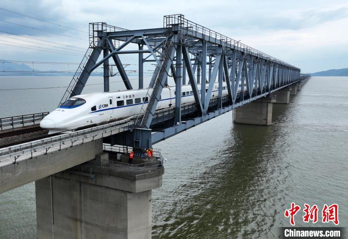 一列高铁从九景衢铁路鄱阳湖大桥通过。　胡国林 摄