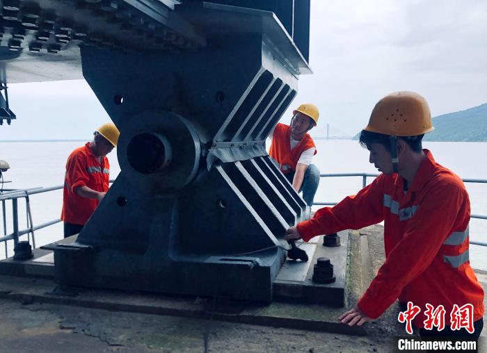 6月24日，南铁九江桥工段的桥梁工正在九景衢铁路鄱阳湖大桥上对高强度螺栓进行检查更换。　 黄旸 摄