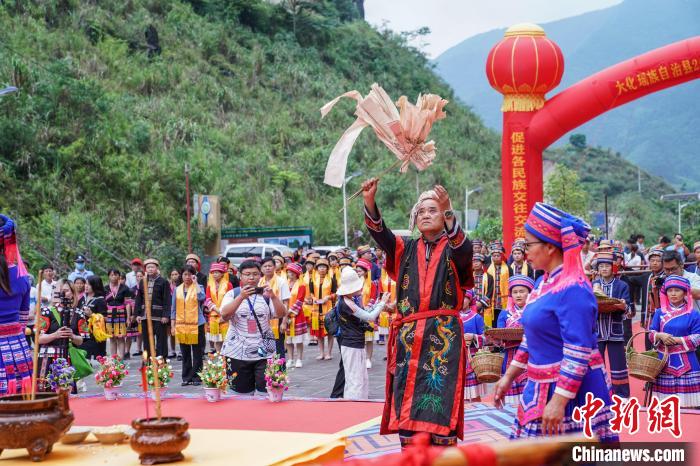 图为布努瑶民众在密洛陀始祖塑像前进行祭祀。　陈冠言 摄