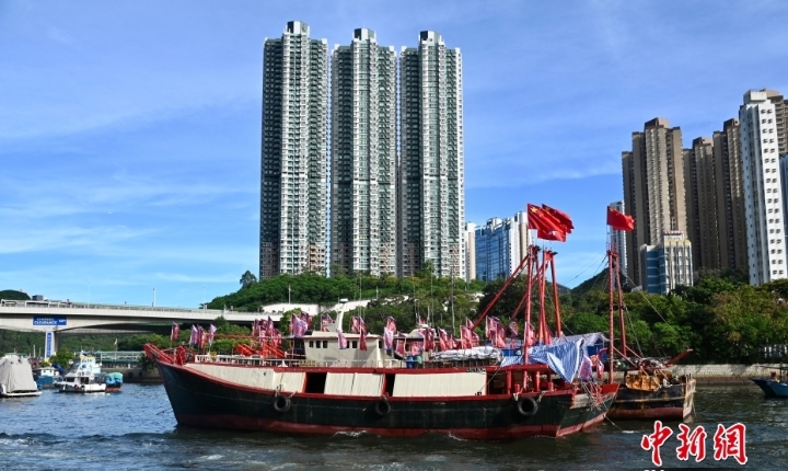 香港仔避风塘渔船挂国旗及区旗庆回归