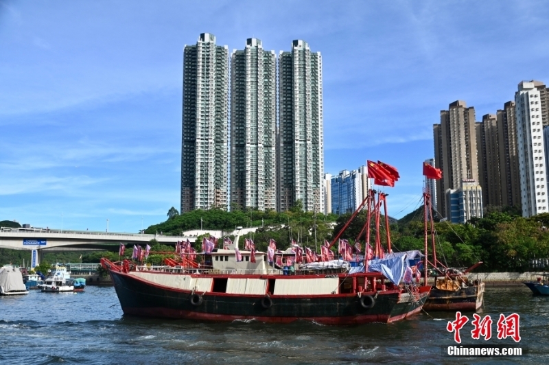 香港仔避风塘渔船挂国旗及区旗庆回归