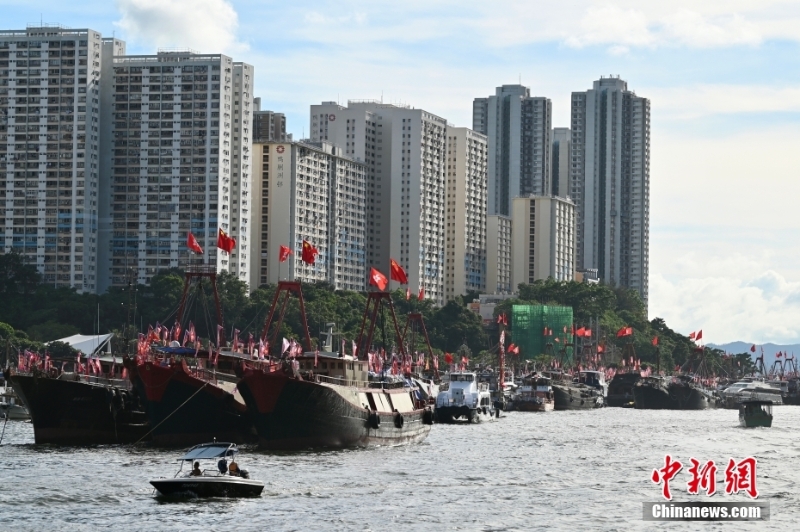 香港仔避风塘渔船挂国旗及区旗庆回归