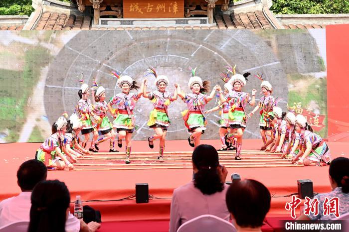 台湾少数民族拉手舞：《福手相连》。　张金川 摄
