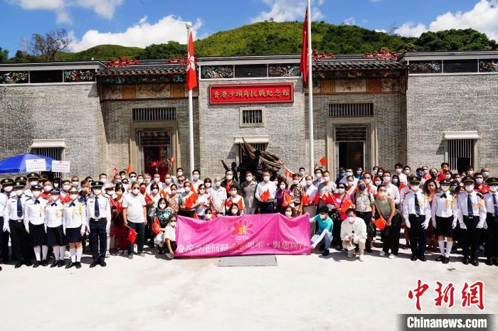 参与活动人员在刚落成的香港沙头角抗战纪念馆前。　香港广州社团总会供图