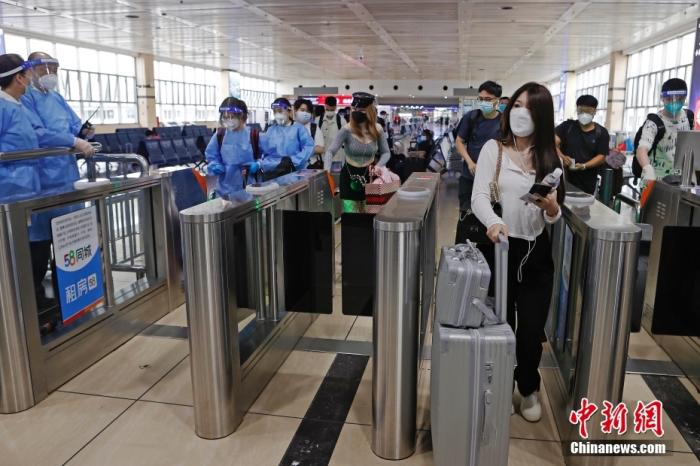 6月10日，旅客在铁路上海站依次有序验票进站。 <a target='_blank' href='/'>中新社</a>记者 殷立勤 摄