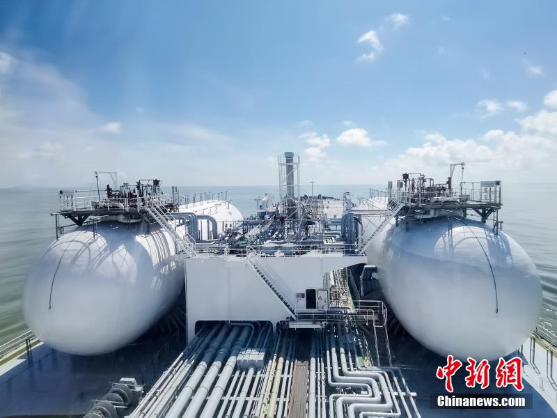 全球首艘苏伊士型LNG/燃油双燃料油轮在广州交付