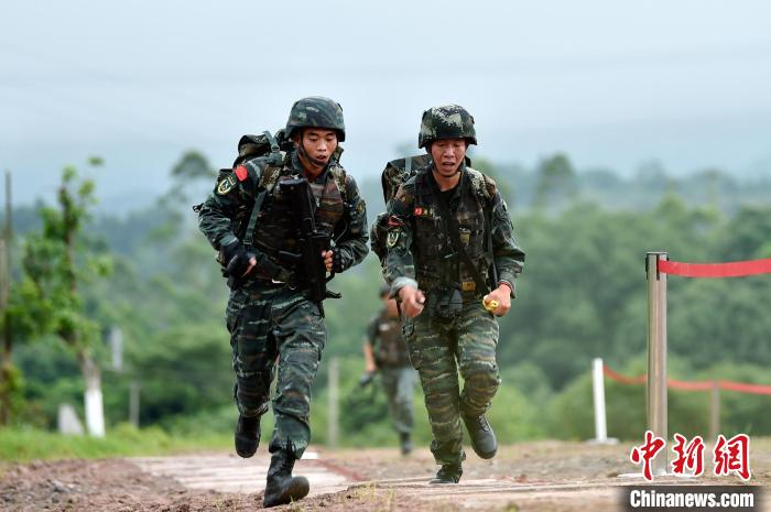 特战队员正在进行武装奔袭。　李易聪 摄