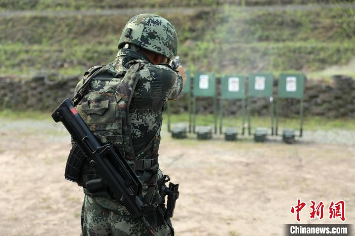 侦察队员正在突入射击。　黄美源 摄