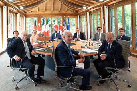 当地时间6月26日，七国集团领导人与欧洲理事会主席米歇尔、欧盟委员会主席冯德莱恩举行会议。（图片来源：人民视觉）