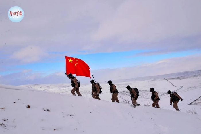 40年当年栽种小白杨的老兵再次回到哨所