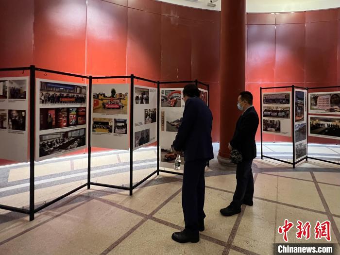 图为市民观展。　洪沂 摄
