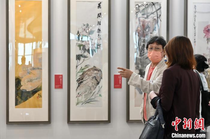 香港美协副主席赵志军等在观展。　李志华 摄