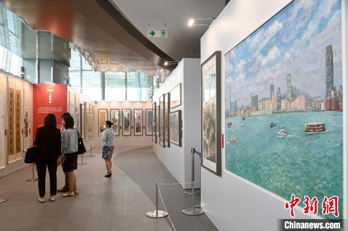 观众观展。　李志华 摄