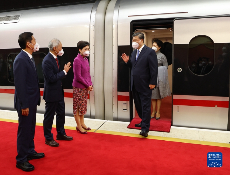 习近平抵达香港