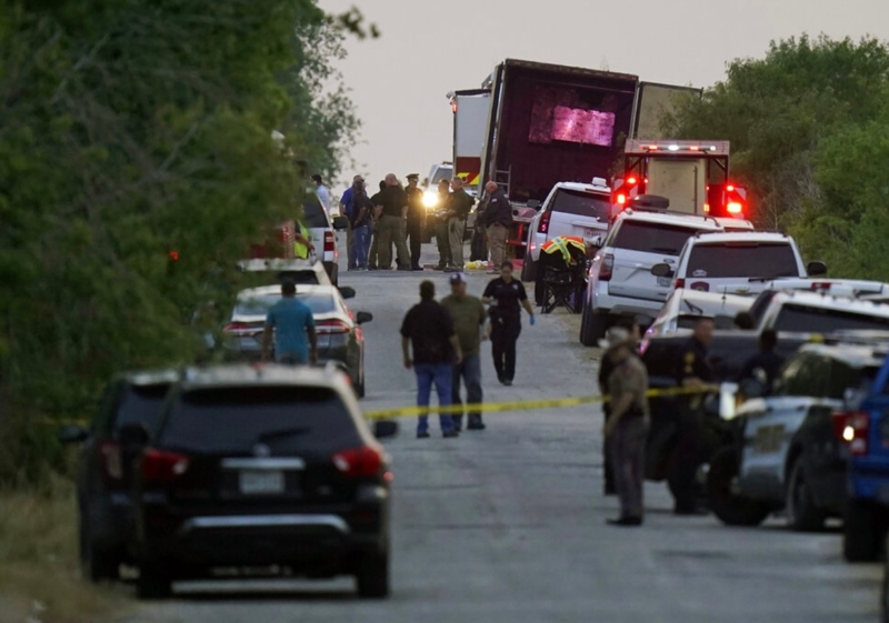 6月27日，美国得州圣安东尼奥一辆货车内发现大量移民尸体，警方正在封锁现场。（图源：美联社）
