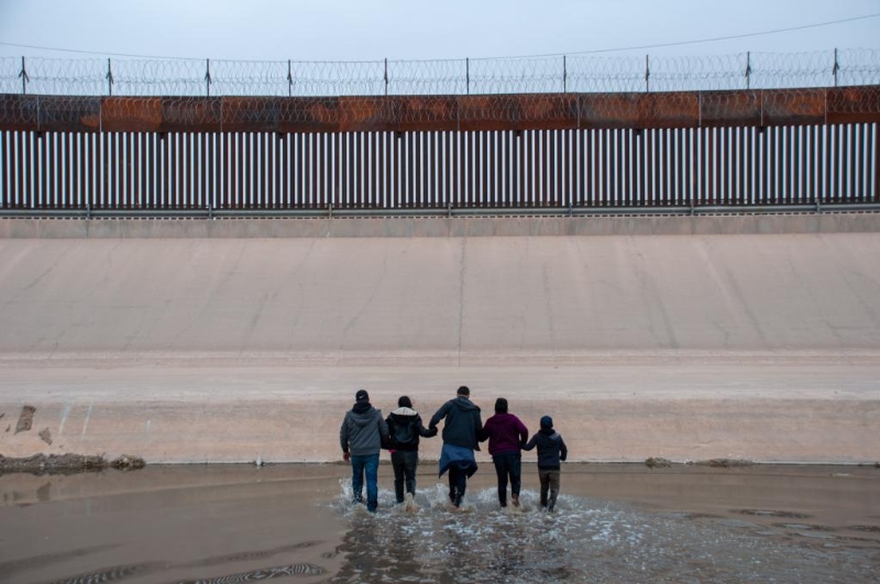 这是3月9日在墨西哥边境城市华雷斯一侧拍摄的中美洲国家移民穿过布拉沃河从墨西哥试图进入美国的资料照片。（图源：新华社）