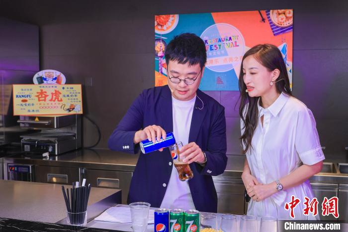 “港食文化节2022”开幕整个直播持续了2小时，观看人次突破128万 上海市香港商会供图