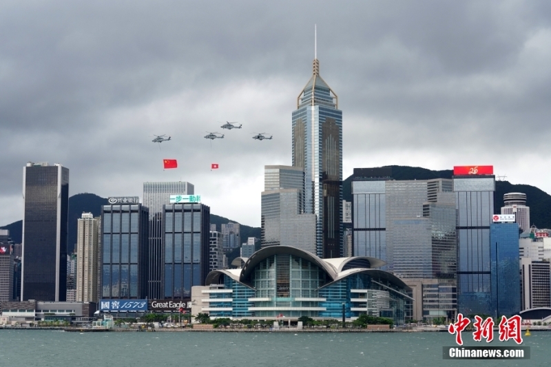香港举行庆回归升旗仪式 国旗区旗在维港上空“飞行”