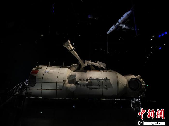 资料图，上海天文馆里的中国空间站天和核心舱1:1仿真模型。　郑莹莹 摄