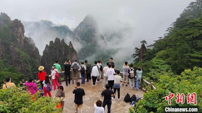 资料图：夏日黄山云雾缭绕。　许永杰 摄