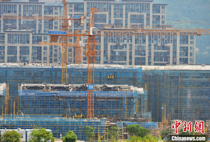 图为6月30日，福建省宁德市一处正在建设中的楼盘。 <a target='_blank' href='/'>中新社</a>记者 张斌 摄
