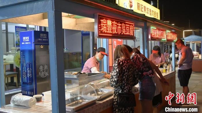 台湾夜市美食吸引游客。　许双萍 摄