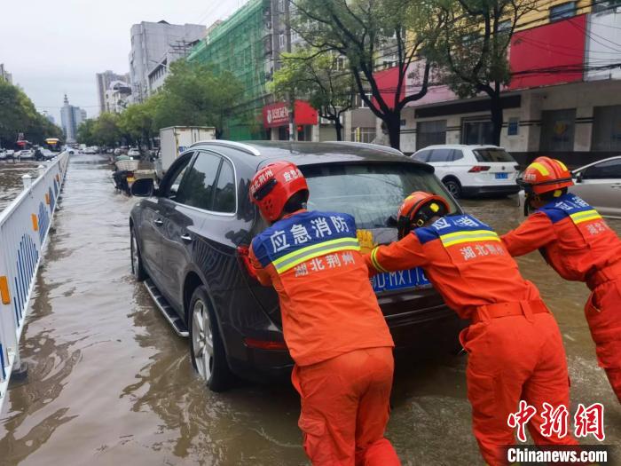 湖北荆州大雨致内涝消防转移群众