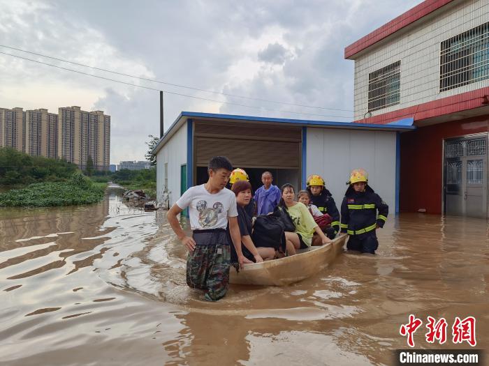 图为湖北荆州突降大雨致内涝 吕宝宇 摄