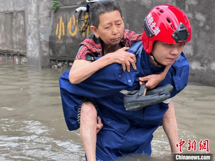 图为荆州消防救援人员营救被困群众 吕宝宇 摄