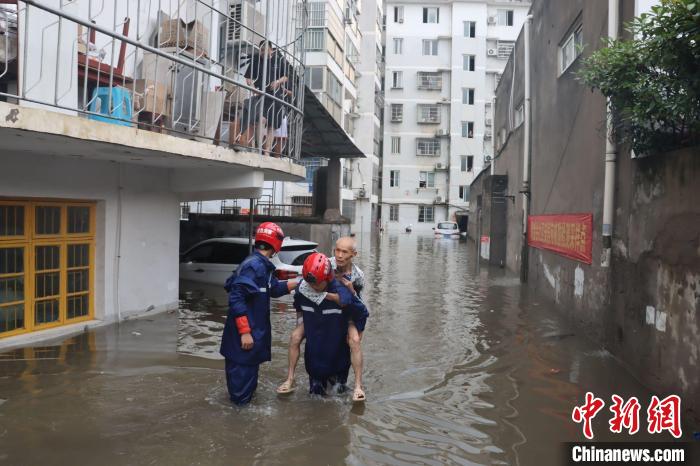 图为荆州消防救援人员营救被困群众 吕宝宇 摄