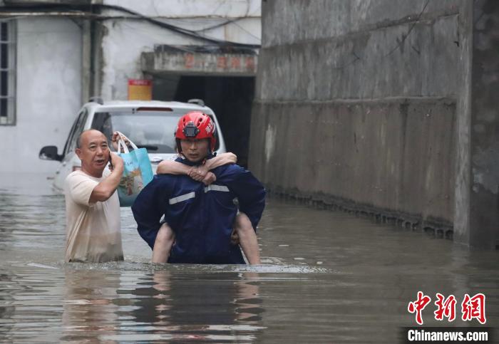 图为荆州消防救援人员营救被困群众 吕宝宇 摄